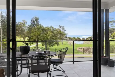 Image de Ahgunyah Beach House - Beautiful, spacious home opposite the Golf Course