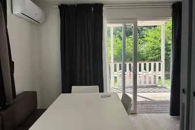 Image de Mobil-home 'Camping Belsito Evo Medium 507' avec piscine commune, Wi-Fi et climatisation