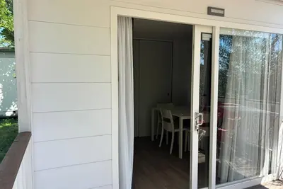 Image de Mobil-home 'Camping Belsito Evo Medium 511' avec piscine partagée, Wi-Fi et climatisation