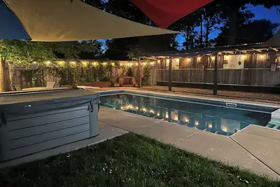 Image de Spacious 5-bedroom house with Hot Tub, Pool, and outdoor Fireplace!