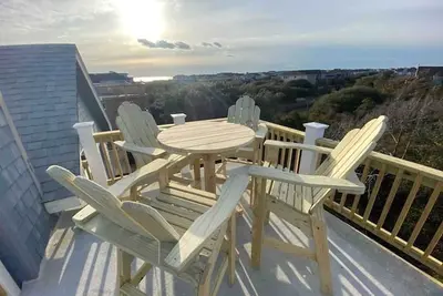 Image de OceanViews, 7 Bedroom ~ HotTub, Oceanside quiet neighborhood with community pool