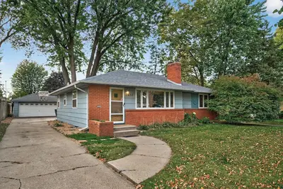 Image de Midcentury Modern Home with Cinema Room