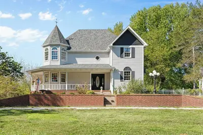 Image de Gatsby-Inspired Victorian Farmhouse - Farm feel on 7 Acres - Close to Town