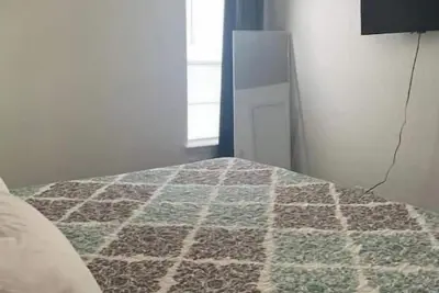 Image de 2107 Quiet West Side duplex, 1 king & 1 queen.