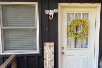 Image de The Bear BnBee-Quaint Cottage Outside Charming Elkins!