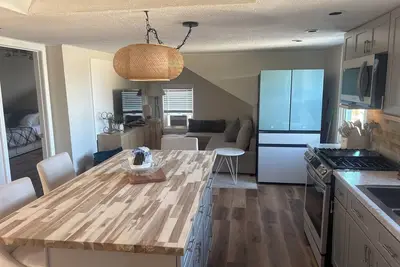 Image de Welcome to your home away from home in Providence. Charming & modern 2 bedroom.