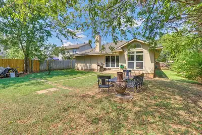 Image de Tailgate Fun & Campus Spirit: Bryan Home w/ Patio