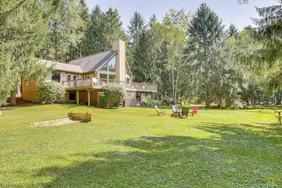 Image de 23 Mi to Mohican Sp: Group-Ready Lodge w/ Hot Tub