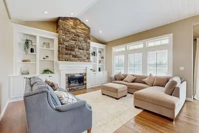 Image de Lakefront living, steps to the water, fishing and kayaks, walk to outlet shops