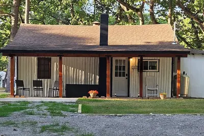 Image de Rustic-Chic 2 bdr Pet Friendly Log Cabin, Steps to Lake Huron