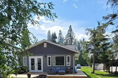 Image de Emma Lake Sunset Bay retreat! One minute walk to the beach with large deck/yard!