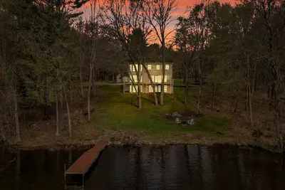 Image de A charming 5-bedroom lake house with Ac in Monmouth on Cobbossee Lake.