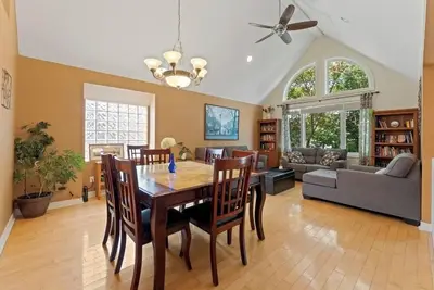 Image de Beautiful custom-built 5-bedroom home in the heart of Tecumseh