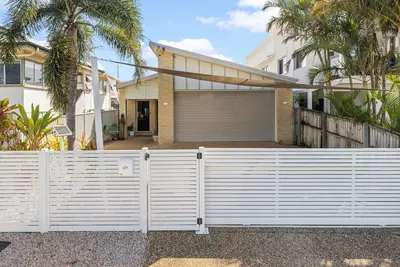 Image de \"Poolside Escape in Scarborough\"