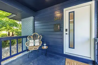 Image de {Duplex Delight in Plaza Shamrock - Twice the Beds, Twice the Sass. }