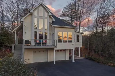 Image de Helen Haus: Golf Sim & Hot Tub Theater Retreat