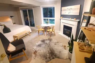 Image de Serene Forest Retreat with King Bed and Fireplace