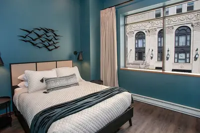 Image de Street View Queen Suite - Spectacular Views of Downtown Duluth's Superior Street