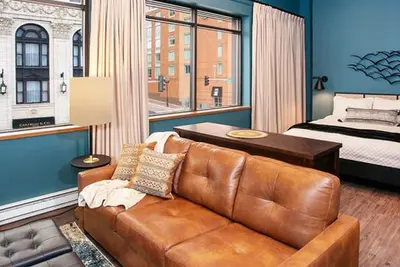 Image de Studio Queen Suite - Spectacular Views of Downtown Duluth's Superior Street
