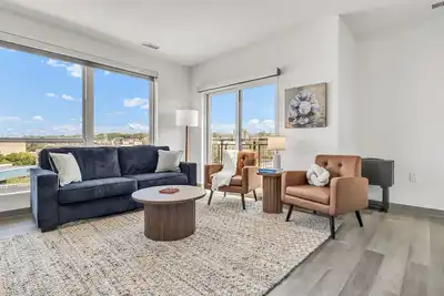 Image de Upscale & Charming Ada 2br | Cleveland Clinic