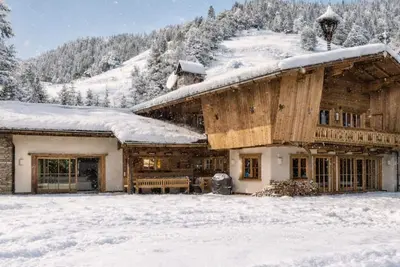 Image de Luxe Ski Chalet - Private Pool, Sauna, Home Theater, Game Room, Panoramic Views