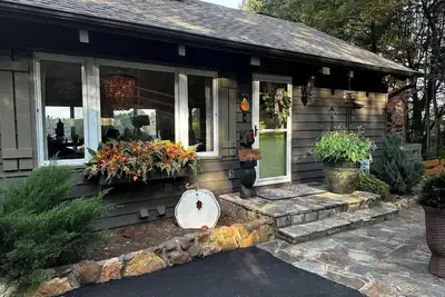 Image de Cozy and Quiet Four Bedroom Cottage on a Golf Course in Glade Valley, Nc.