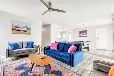 Image de The Modern Mile High: Aviator`s Lookout in Quinton