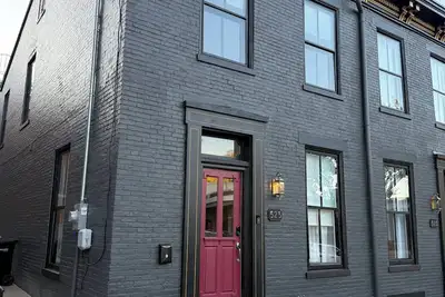 Image de Beautiful townhome just steps from Historical Downtown Madison
