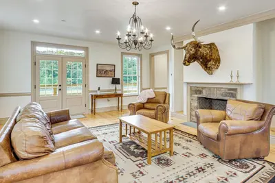 Updated Farmhouse < 2 Mi to Historic Middletown!