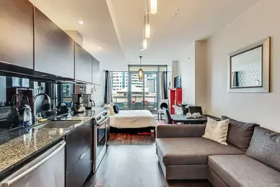 Image de 🌿||Modern+Cozy||🍄 Entertainment District Studio