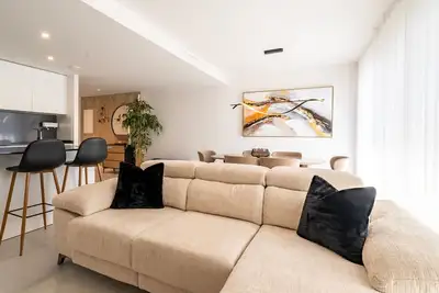 Image de Contemporary 3-Bedroom Apartment in Oasis 325