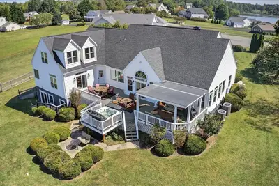 Image de Crescent Cove: Luxury Lake Anna Retreat for 18 with Sandy Beach & Hot Tub