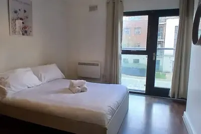 Image de Spacious 2Bed Aparment-Only15Minutes to City