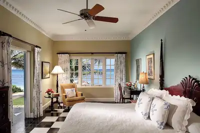 Image de Located at Founders Cove Spacious bedroom Separate living room