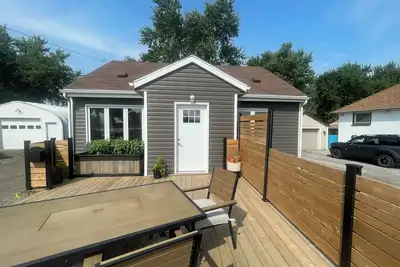 Image de 3 bedroom LaSalle home bordering Amherstburg & minutes away from Windsor