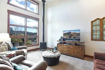 Image de Fifth & Main Condo - Downtown, Mountain Views!