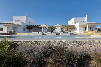 Image de Yvoni - Neuf Chambres Villa, Couchages 18