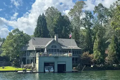 Image de Spacious 5-bedroom, 5-bath house on Lake Summit!