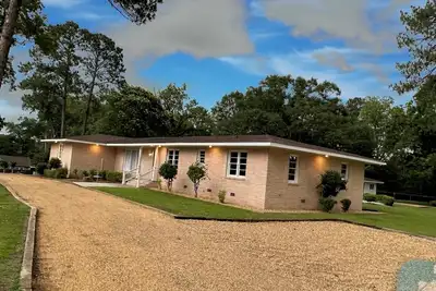 Image de Charming 3-bedroom 4 bathroom house in town, safe, close to everything!