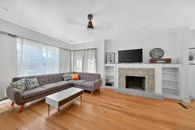 Image de New! Chicago Getaway with Pool Table & Modern Comfort