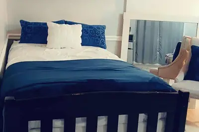 Image de Creekside Retreat cozy studio with fitness center in charming Stockbridge