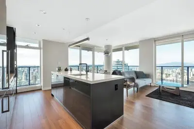 Image de D42 - Amazing, Exceptional Corner Unit At Telus Garden! !