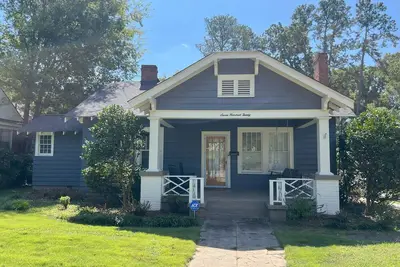 Image de Charming Bungalow with rocking chair front porch in the heart of Anderson!