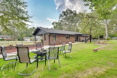 Image de Group Getaway w/ Fenced Yard & Pool Table in Wrens