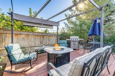 Image de Private Hot Tub w/ Projector: Modern Aurora Home