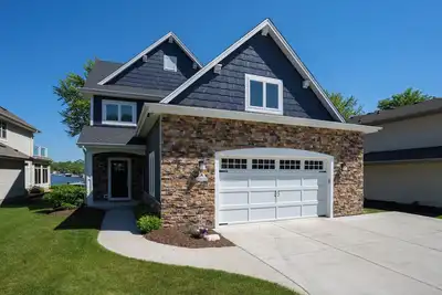 Image de Serene 4-bedroom Lake House in Pewaukee-Hot Tub!