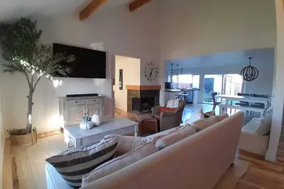 Image de Bright & Stylish Home Stay Minutes from Wineries