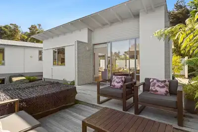 Image de Birdsong House, a contemporary family home close to the beach.