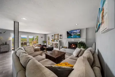 Image de Charming Farmhouse with Mountain Views!