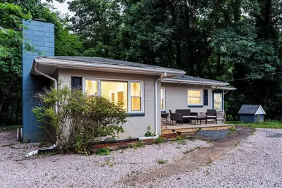 Image de Central Pet-Friendly 2br with Large Private Yard